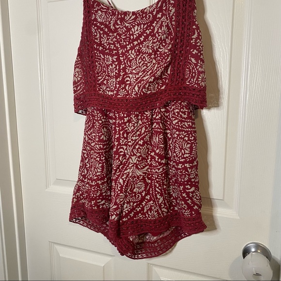 Abercrombie and Fitch women’s red paisley romper with adjustable straps - Picture 4 of 8